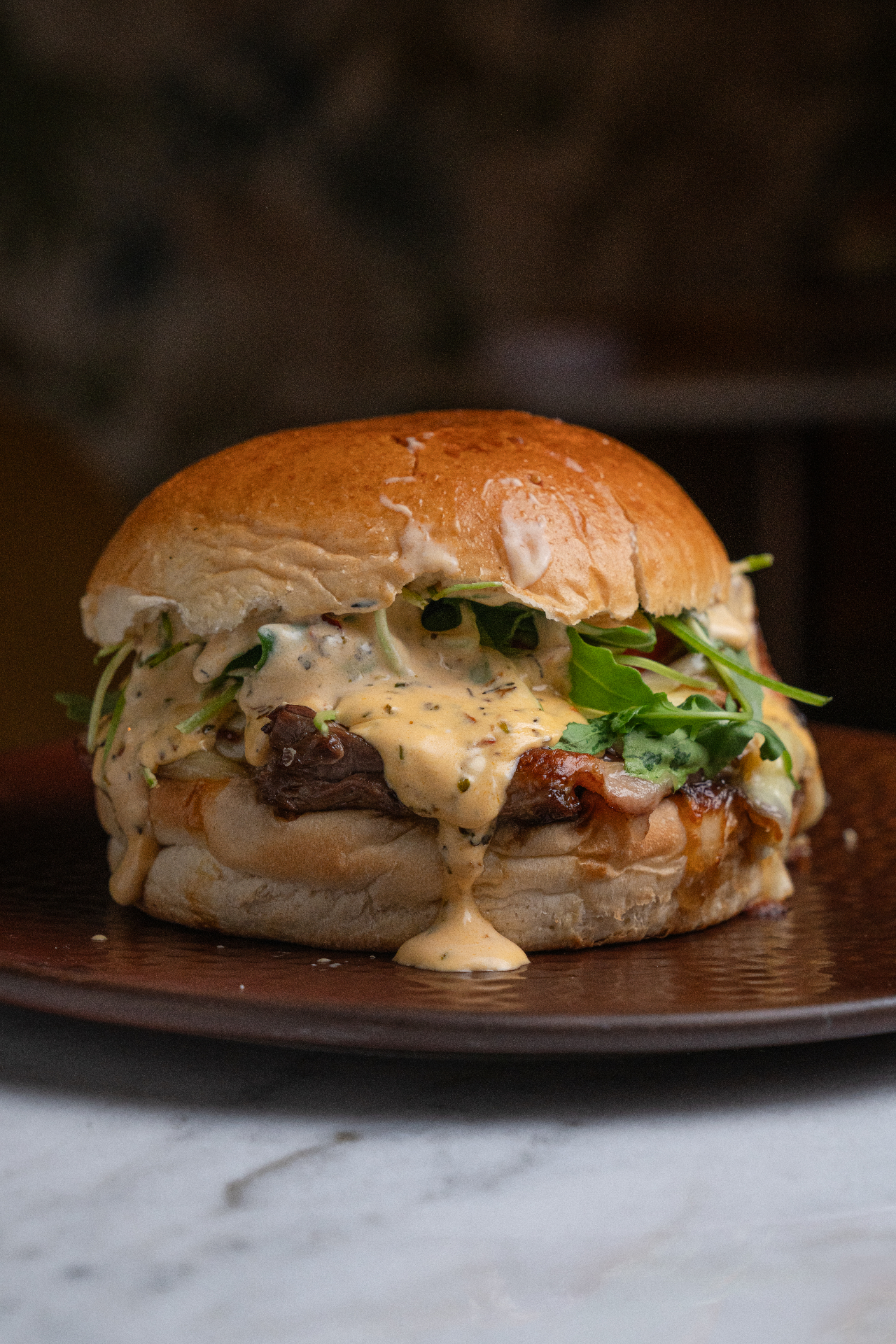 Chivito uruguayo con solomillo, queso y rúcula