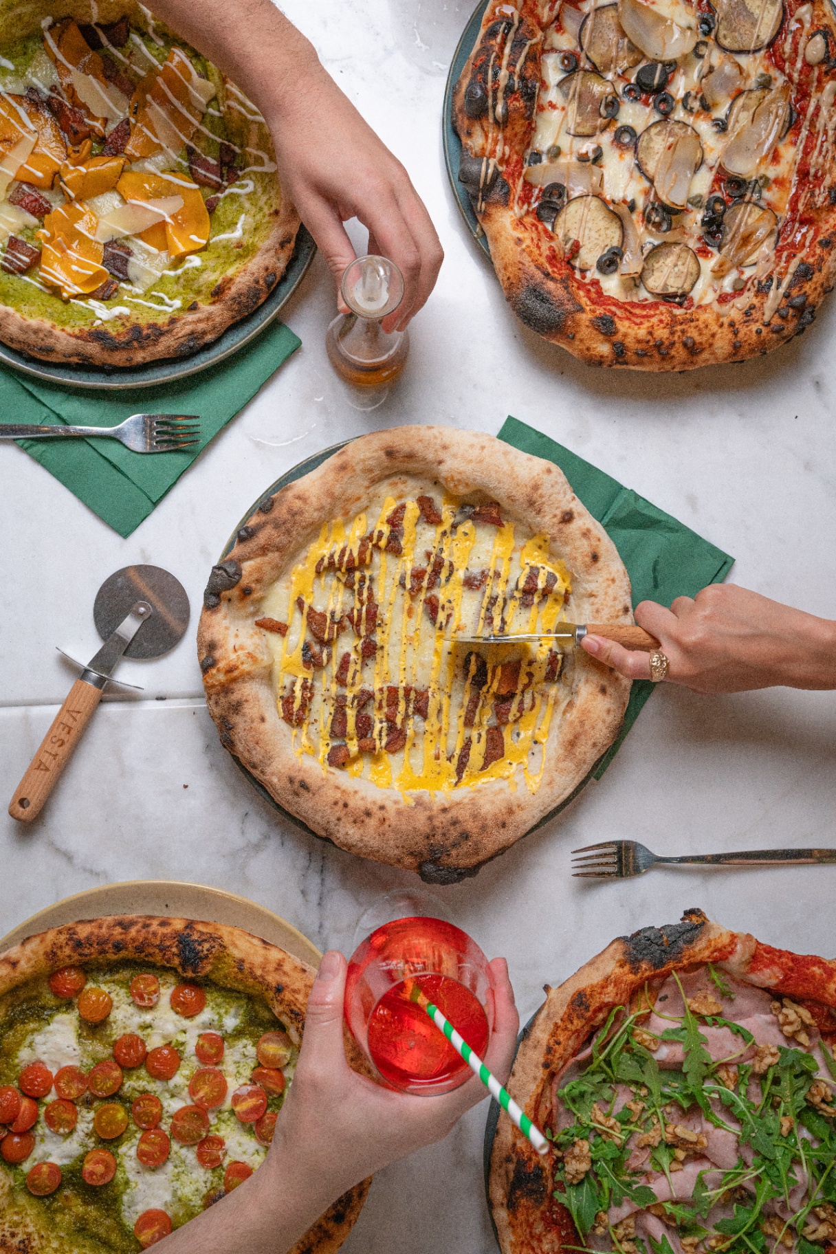 Pizza margarita napolitana recién salida del horno de leña