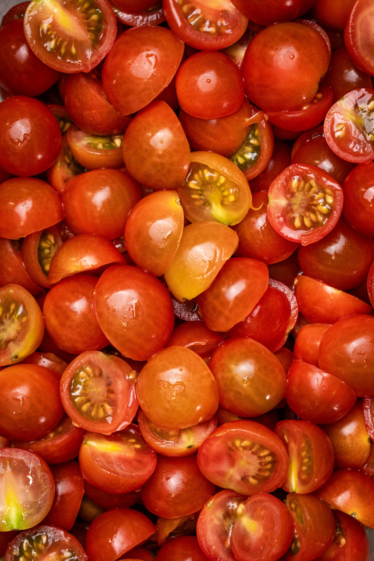 Tomates cherry frescos partidos