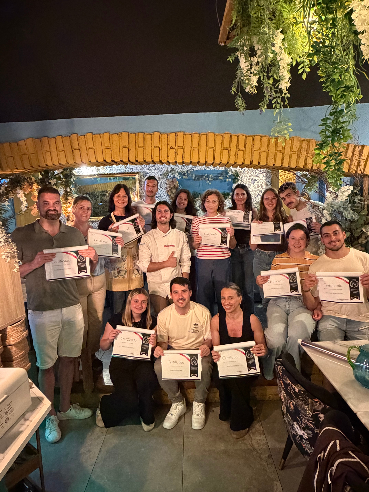 Grupo de alumnos con certificados tras un taller en Vesta